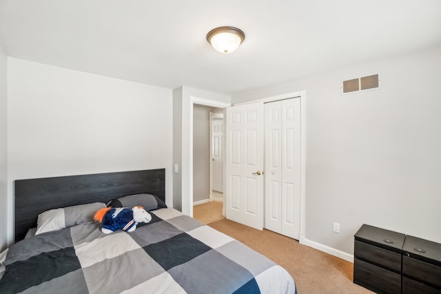 bedroom featuring light carpet, baseboards, visible vents, and a closet