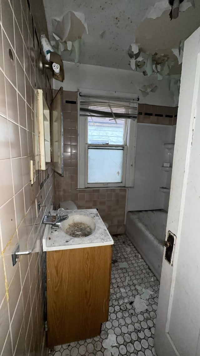 bathroom with a bathtub and vanity