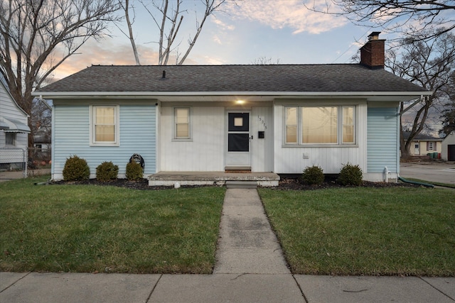 view of front of home featuring a lawn