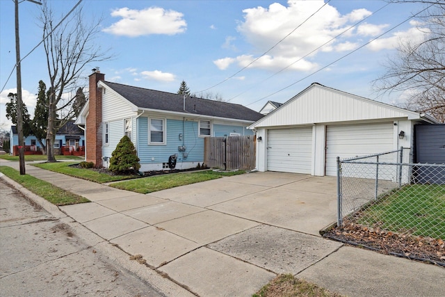 single story home with a front lawn