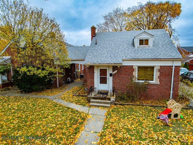 view of front of house featuring a front lawn