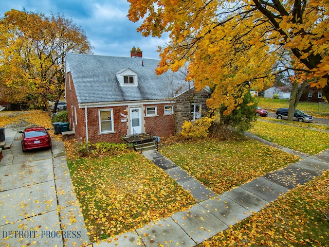 view of front of property featuring a front lawn