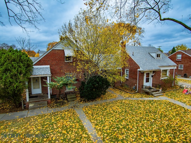 view of front of property with a front yard