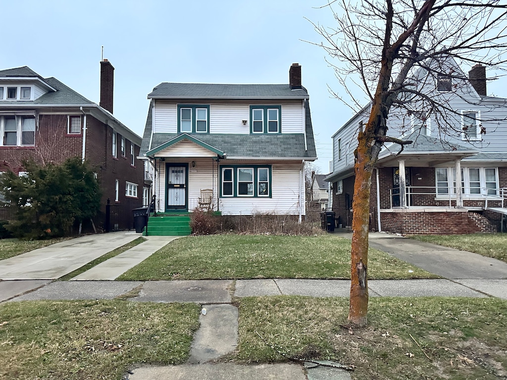 view of front of property featuring a front lawn