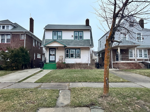 view of front of property featuring a front lawn