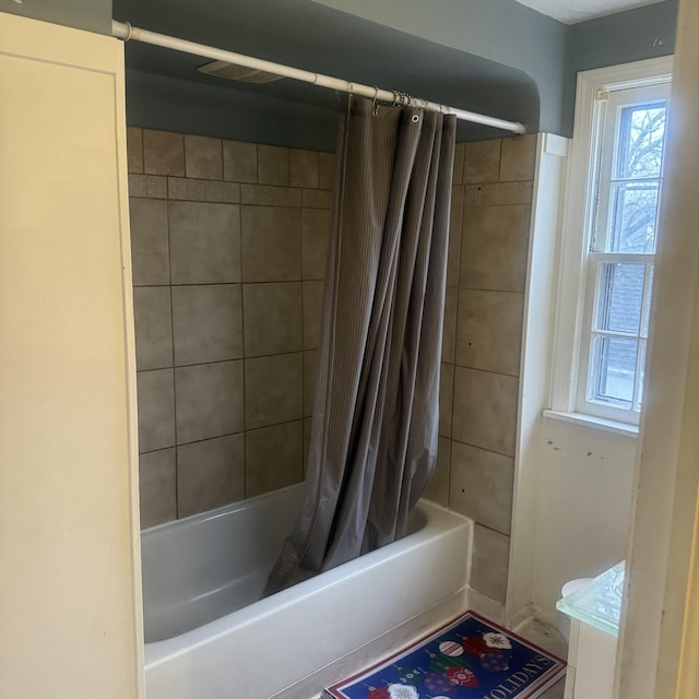 bathroom with shower / tub combo