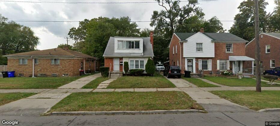 view of front of property featuring a front lawn