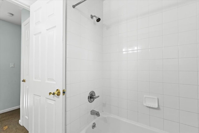 bathroom featuring tiled shower / bath combo