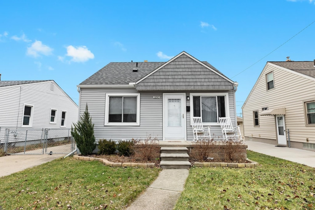 bungalow featuring a front lawn