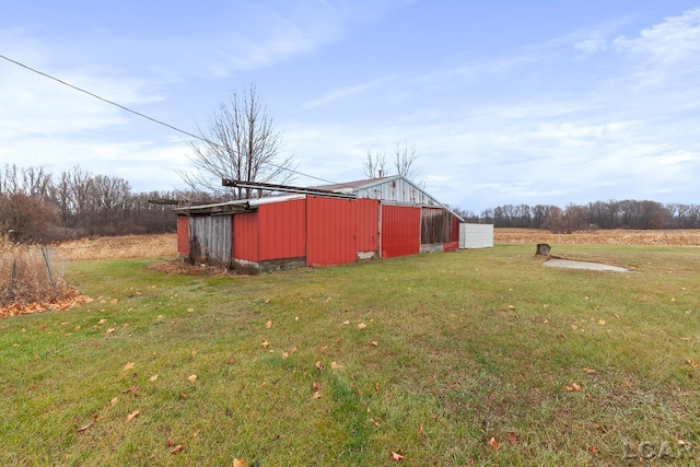 view of yard featuring a rural view and an outdoor structure