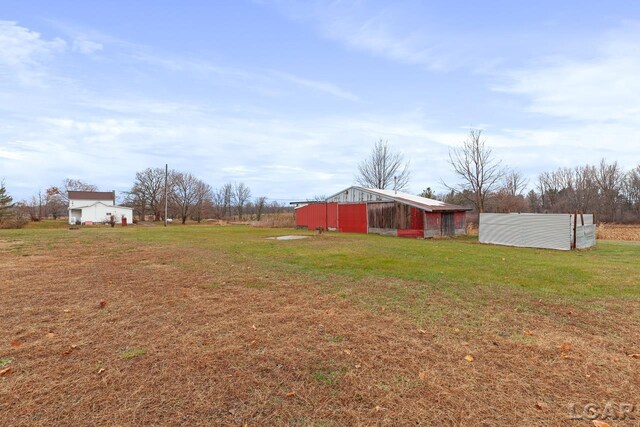 view of yard featuring an outbuilding