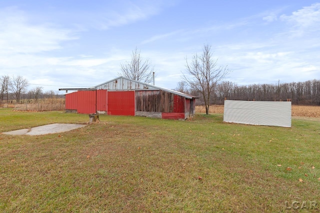 view of yard with an outdoor structure