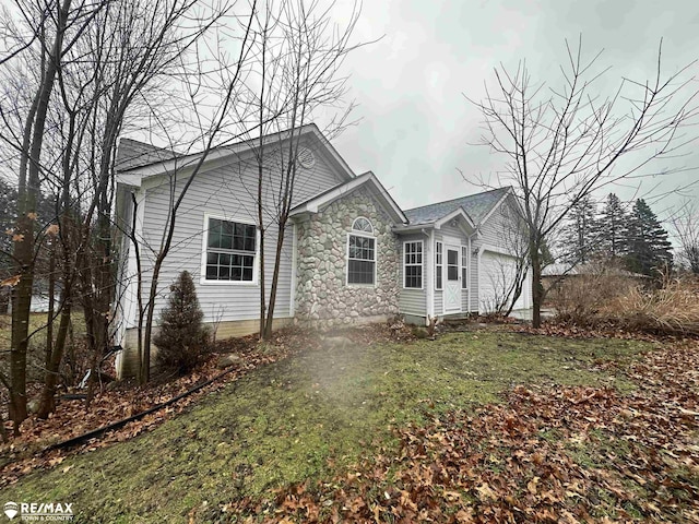 view of front facade featuring a garage and a front lawn