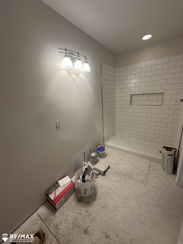 bathroom featuring a tile shower