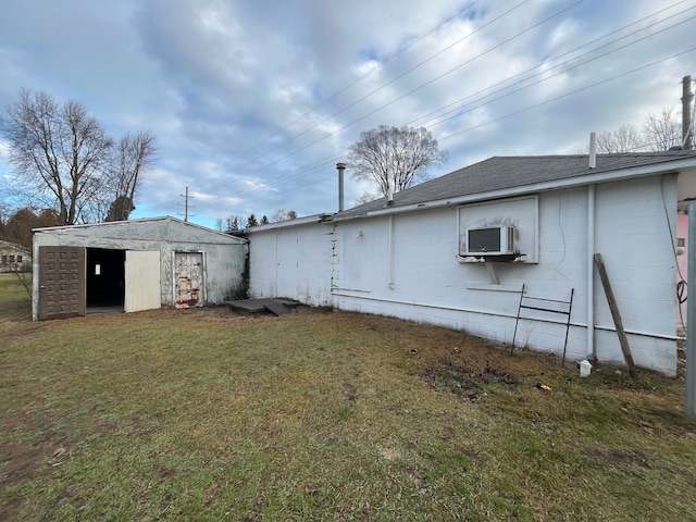 view of yard featuring a storage shed