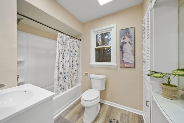 full bathroom featuring shower / tub combo with curtain, vanity, wood-type flooring, and toilet