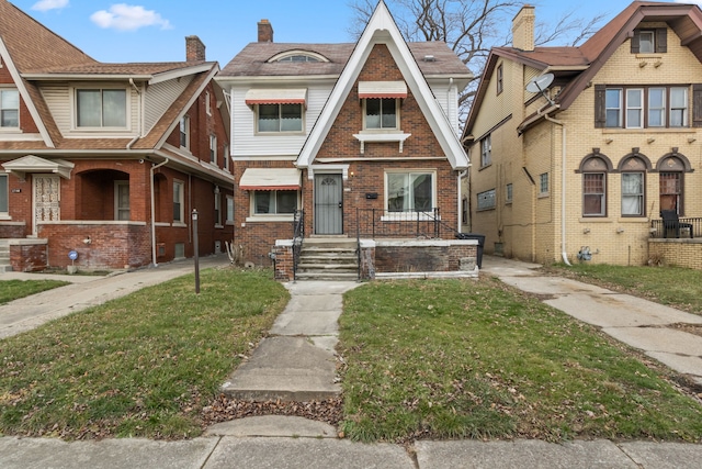 view of front of house featuring a front lawn