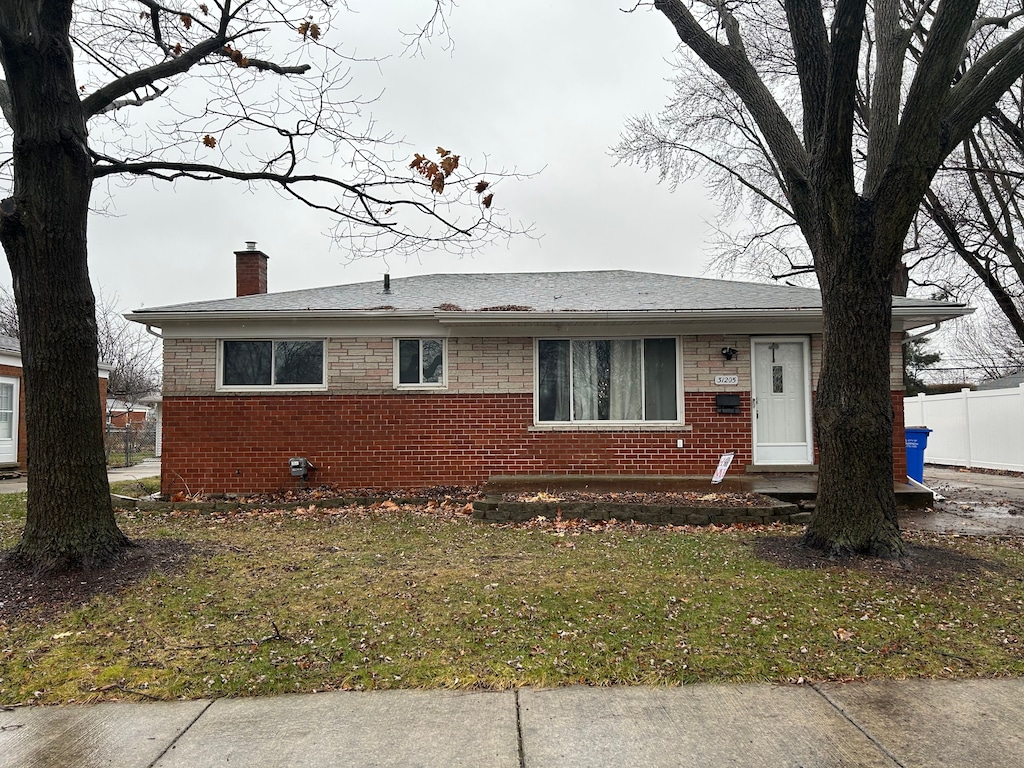 view of front of house featuring a front yard