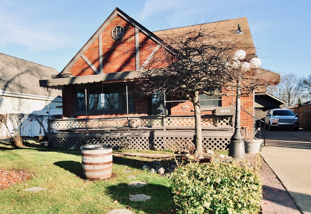 view of front facade featuring covered porch and a front yard