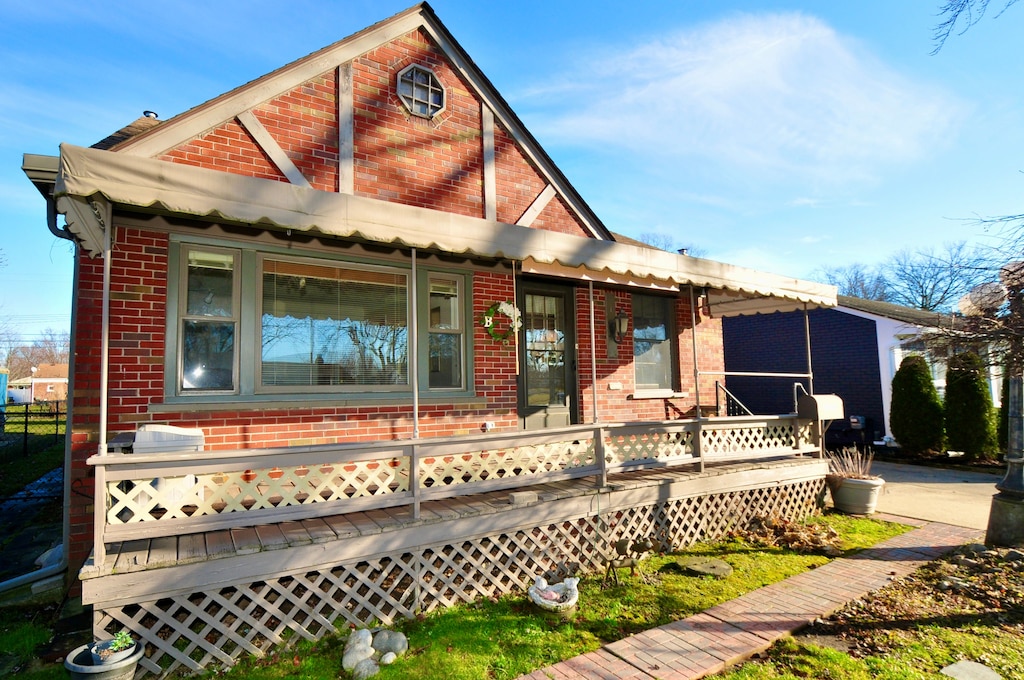 view of front of property