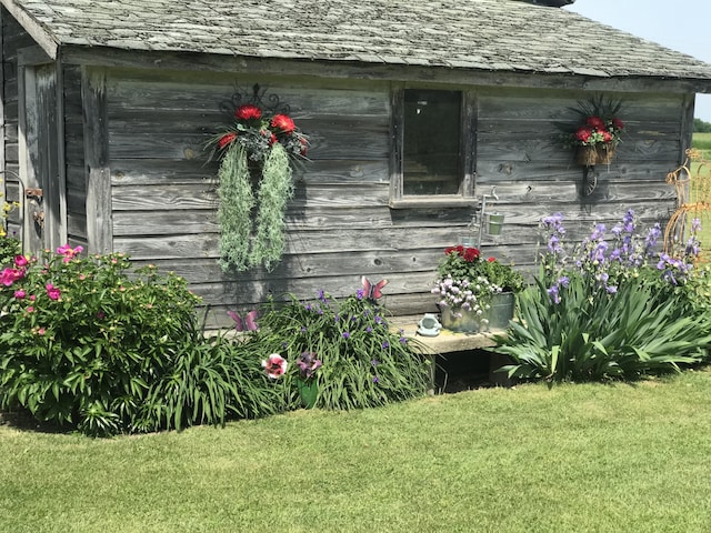 exterior space featuring a lawn