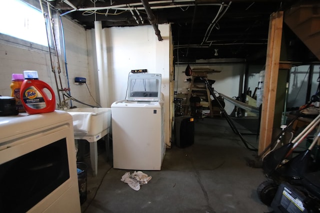 basement featuring washing machine and clothes dryer