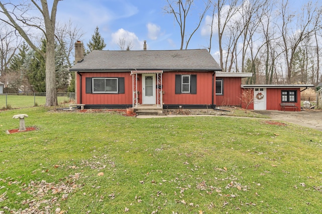 ranch-style home featuring a front lawn