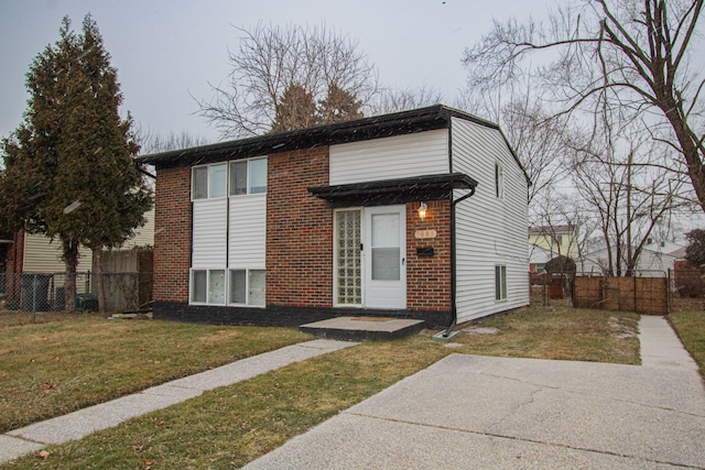 view of front facade featuring a patio area and a front lawn