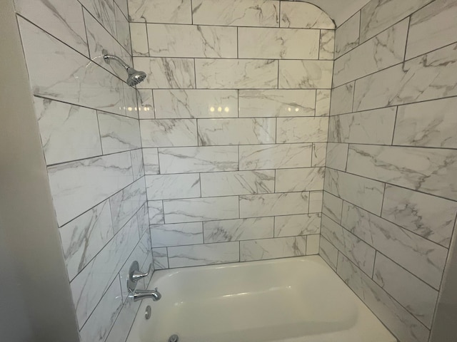 bathroom featuring tiled shower / bath combo