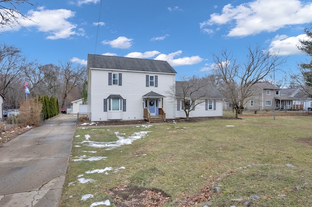 view of front of property featuring a front yard