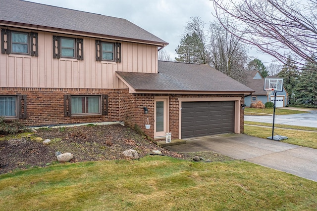 view of front of home featuring a garage and a front yard