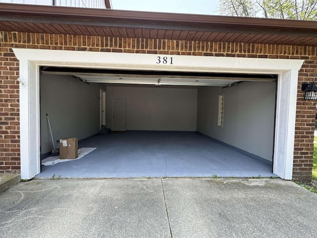 381 Kleiner St, Frankenmuth, MI 48734 - garage with driveway