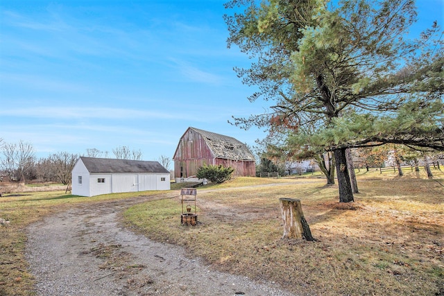 view of yard featuring an outbuilding