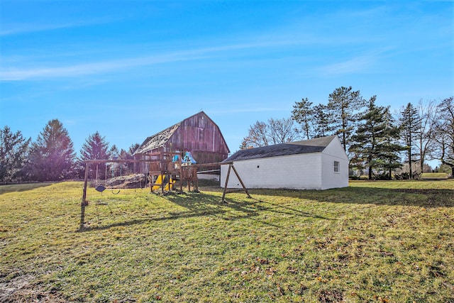 view of yard with an outdoor structure