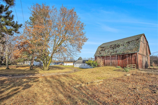 view of yard featuring an outbuilding