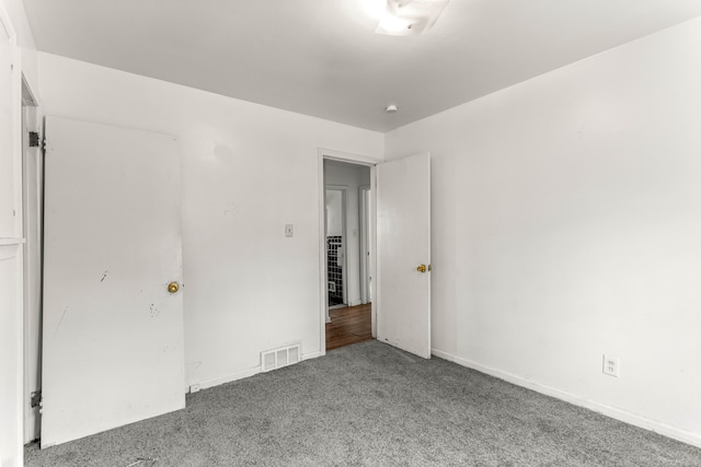 unfurnished room with carpet