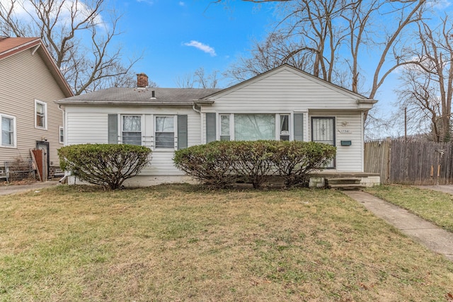 view of front of property featuring a front lawn