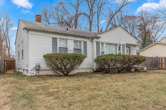 view of front of home with a front lawn