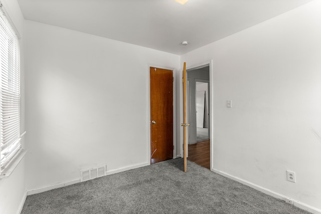 unfurnished room featuring carpet flooring