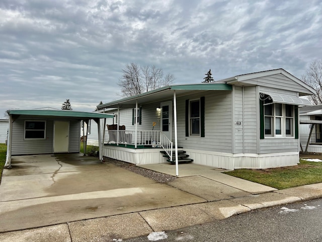 manufactured / mobile home featuring an outdoor structure and a porch