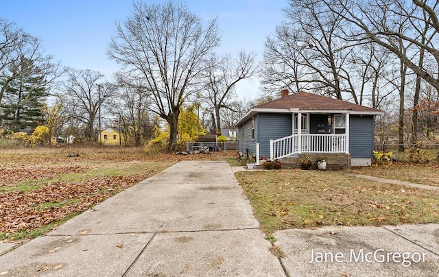 view of front of home featuring a porch and a front yard