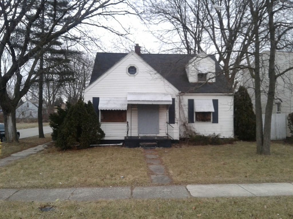 view of front of home with a front lawn