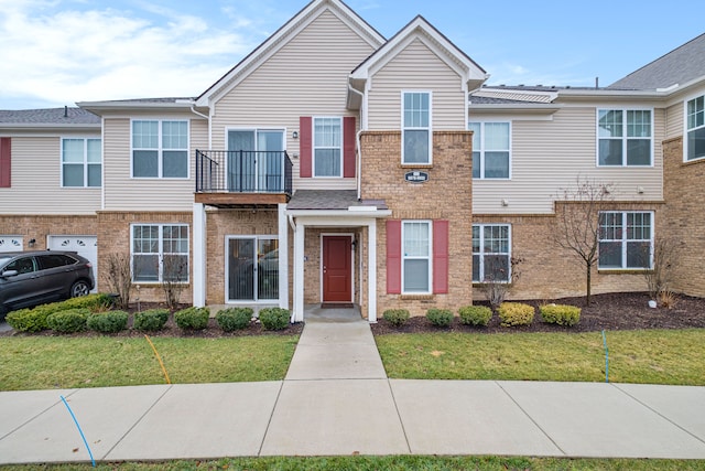 townhome / multi-family property featuring a front yard