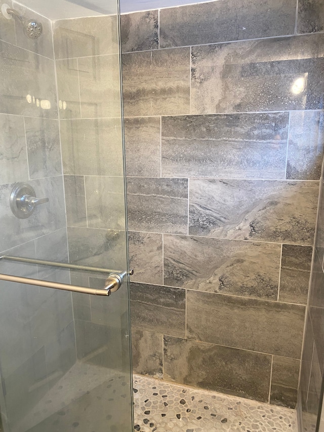 1095 Harding Dr, Grand Blanc, MI 48507 - full bathroom with a stall shower