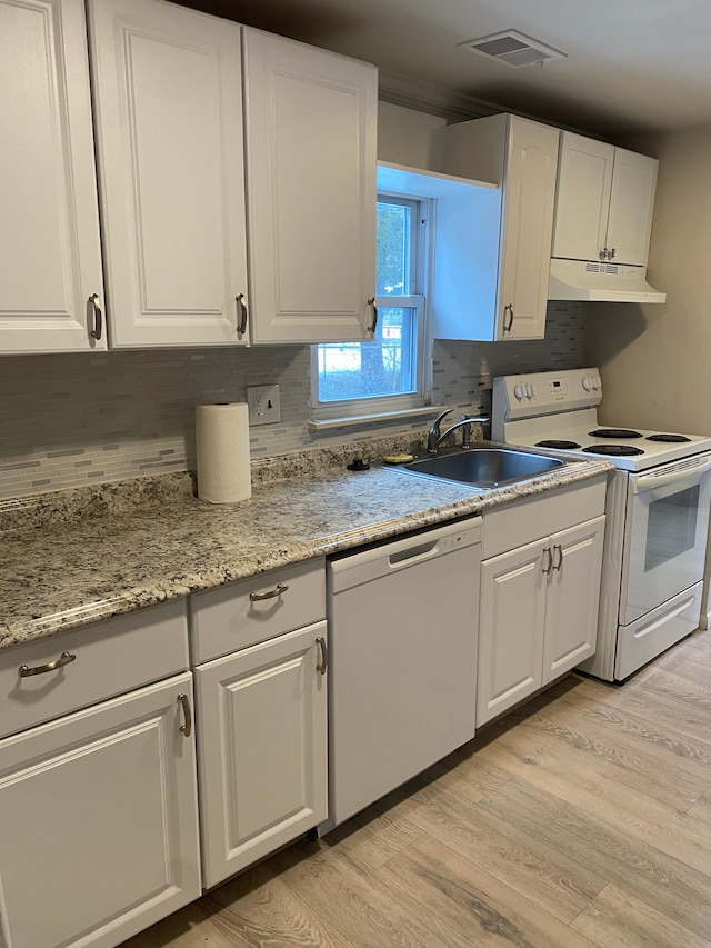 1095 Harding Dr, Grand Blanc, MI 48507 - kitchen featuring white appliances, under cabinet range hood, light wood-style floors, and a sink