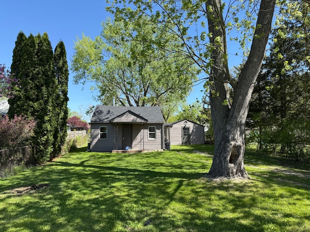 1095 Harding Dr, Grand Blanc, MI 48507 - view of yard with an outdoor structure