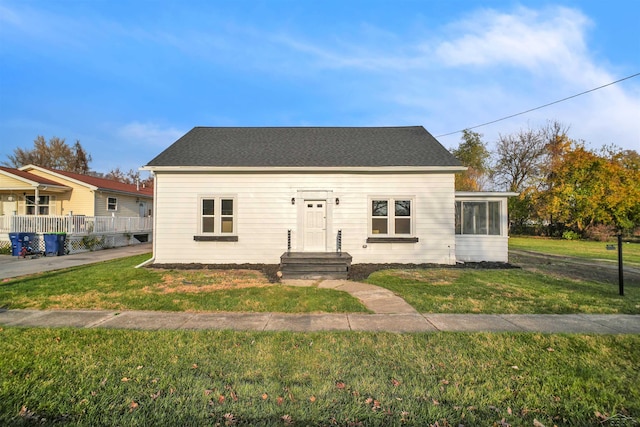 view of front of home featuring a front lawn