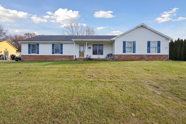 single story home featuring a front lawn