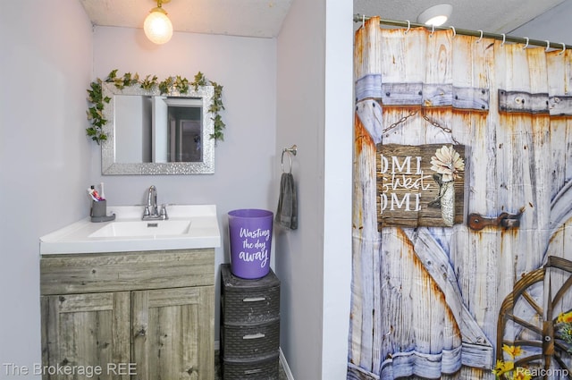 2350 Iowa Ave, Saginaw, MI 48601 - full bathroom featuring vanity
