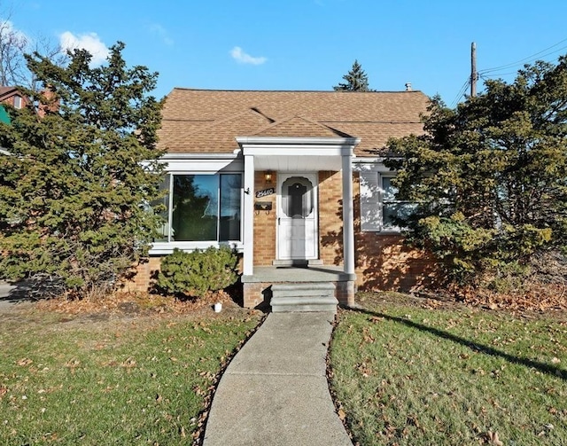 view of front of house featuring a front lawn